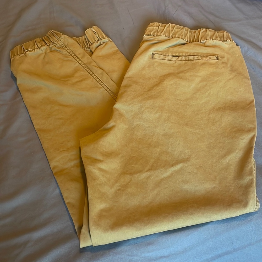 Old Navy Modern Jogger. Men’s size M. 98% cotton 2% spandex. Good condition.